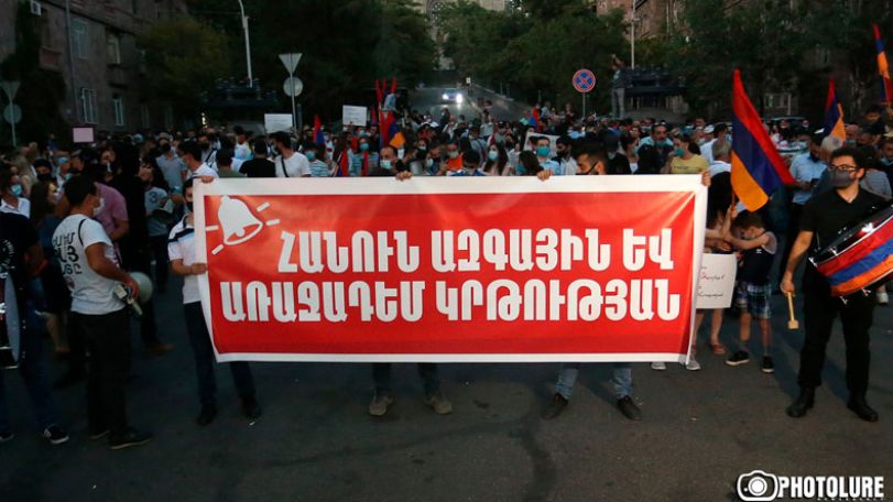 В Ереване стартовало шествие молодежного крыла АРФД
