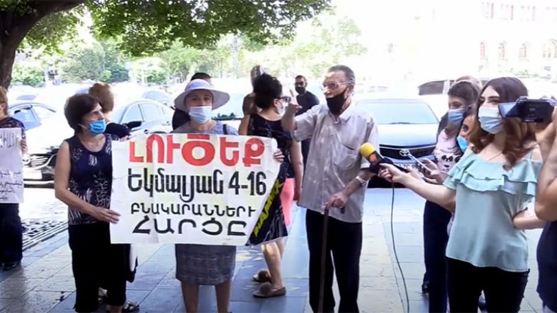 Акция у здания правительства РА: Такое впечатление, что мы осуществили революцию только ради асфальтирования дорог