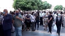 Преподаватели Армянского государственного экономического университета проводят акцию перед зданием правительства