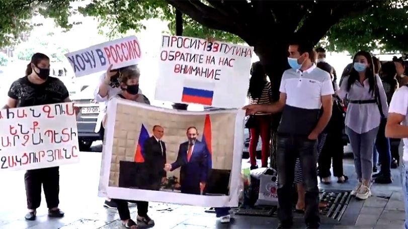 People wishing to return to Russia threaten to stage sit-in outside Armenian government