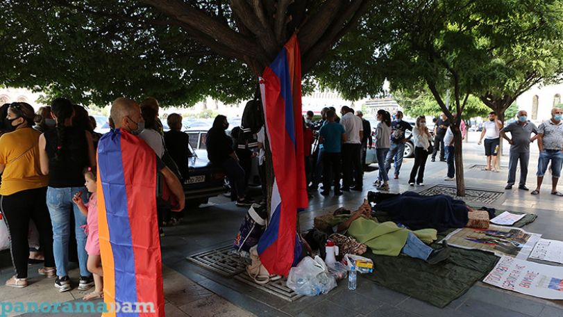 Armenians demanding opportunity to return to Russia continue hunger strike outside government