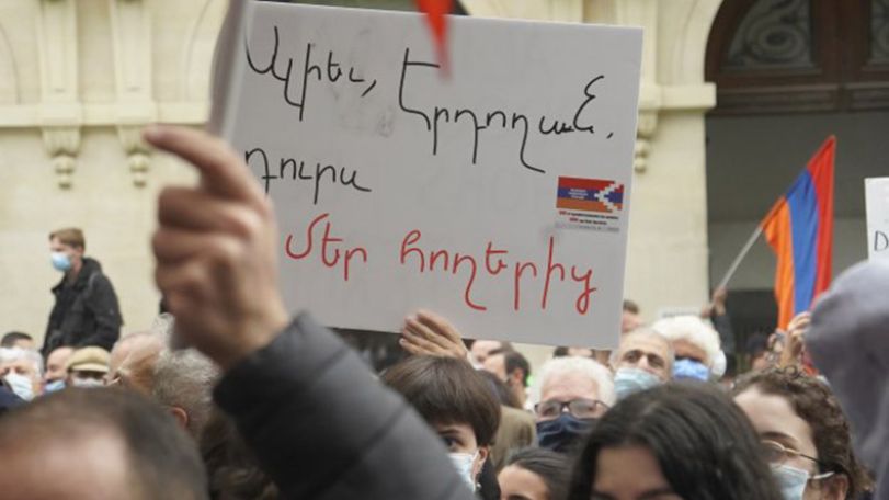 Небо Парижа – в цветах флага Арцаха: акции протеста возле посольства Азербайджана