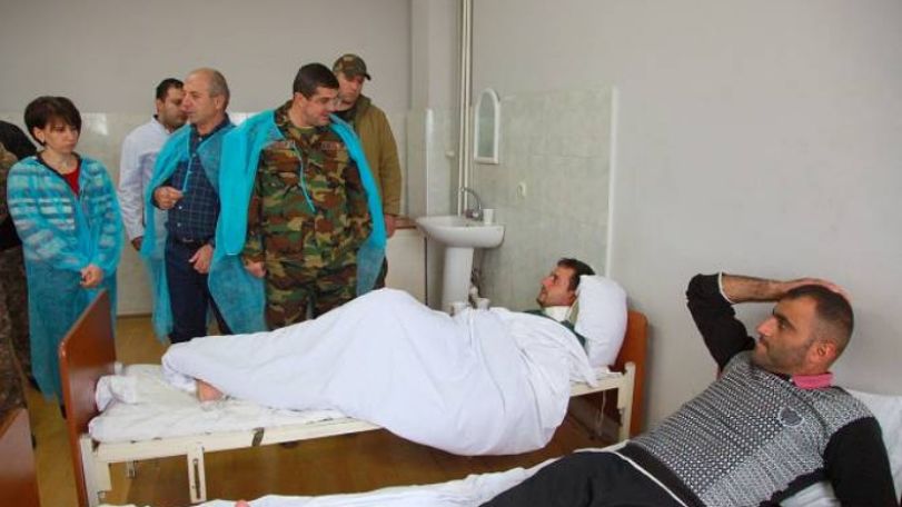 Араик Арутюнян с супругой посетил военный госпиталь АО: Вы совершили великий подвиг
