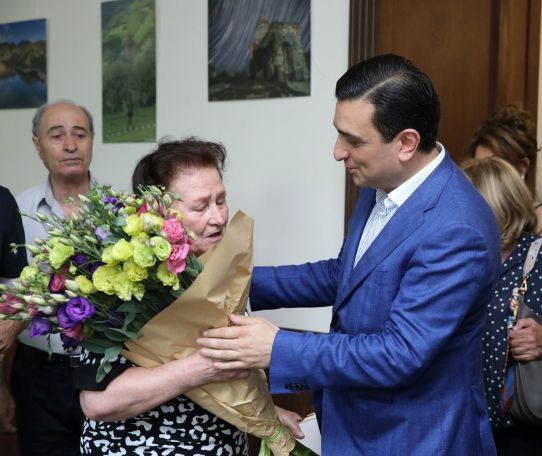 Արմեն Մուրադյանը շնորհավորել է Ռոբերտ Աբաջյանի տատիկին և մյուս բոլոր ուսուցիչներին մասնագիտական տոնի առթիվ