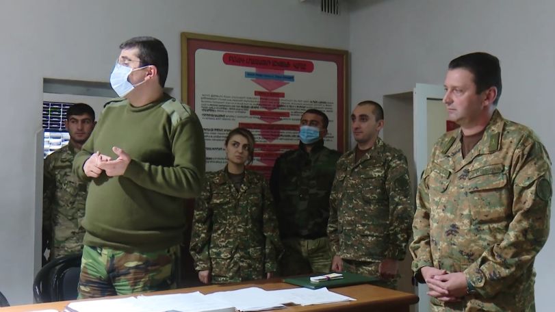 Президент Арцаха Араик Арутюнян лично вручил министру Джалалу Арутюняну погоны генерала-лейтенанта