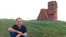 Ամերիկահայ գրող Քրիս Բոհջալյան. Արցախի Հանրապետությունում մարդասիրական ճգնաժամ է