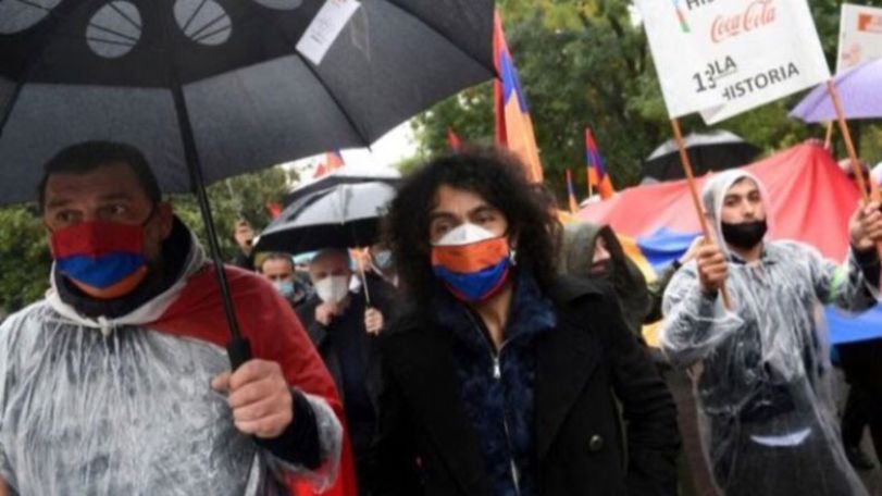 Մադրիդում հայերի բողոքի քայլերթը գլխավորել են ջութակահար Արա Մալիկյանը և դերասան Հովիկ Կեուչկերյանը
