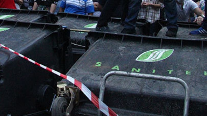 Полиция намерена изъять у митингующих в Ереване мусорные баки, служащие баррикадами