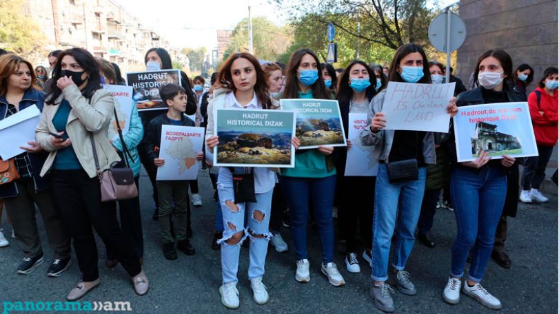 ‘We are ready to live even in tents in Hadrut’: Women from Artsakh region hold rally outside French Embassy in Yerevan