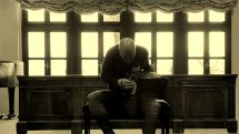 Марио Стефано Пьетродарки исполняет произведение в память о жертвах Арцахской войны