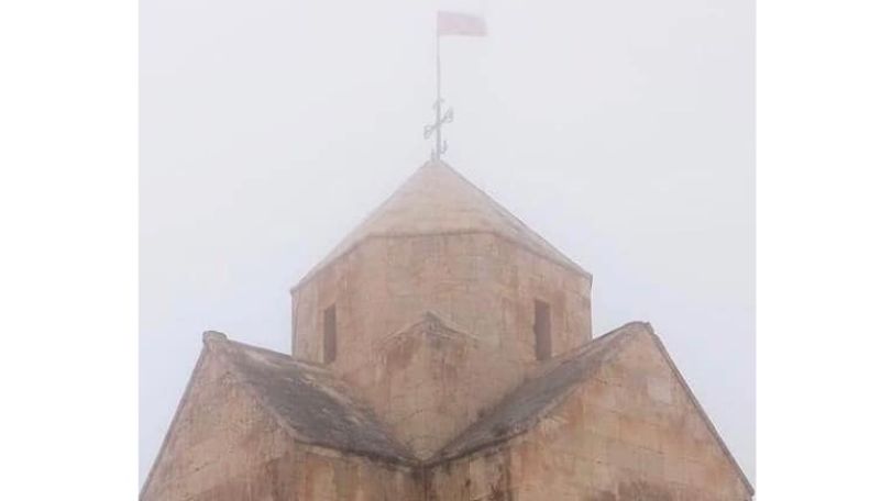 Վանքասարի Սպիտակ Խաչ եկեղեցու վրա բարձրացվեց Ադրբեջանի դրոշը. Զոհրաբյան
