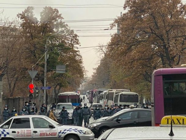 Police in Yerevan cordon off approaches to National Assembly