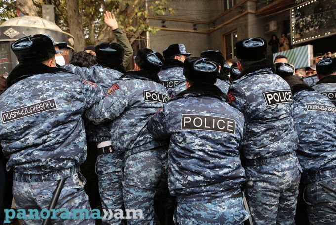 Тигран Абрамян – сотрудникам Полиции: «Вы слышали о чести, достоинстве и, в конце концов, о том, что значит быть мужчинами?»