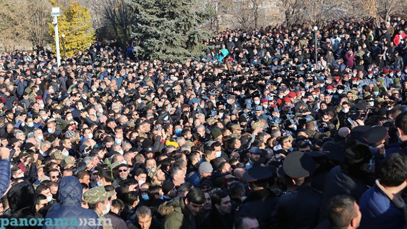 Между участниками возглавляемого Николом Пашиняном шествия и собравшимися в воинском пантеоне «Ераблур» началась толкотня