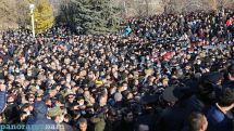 Clashes erupt between participants of PM-led mourning procession and people gathered at Yerevan military pantheon