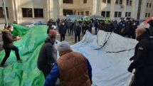 Перед зданием парламента Грузии вновь протестуют