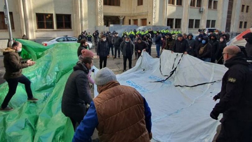 Перед зданием парламента Грузии вновь протестуют