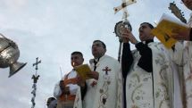 Iraqi Christians flee after Isis issue Mosul ultimatum