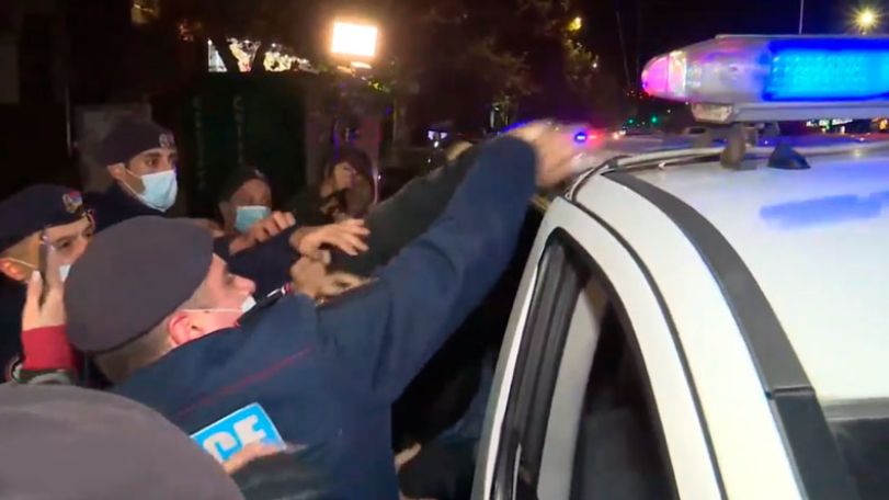 Полиция в Ереване подвергла приводу представителей партии «Родина» Бабкена Арутюняна и Арсена Никогосяна