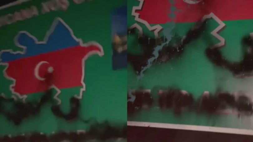 Граждане замазали черной краской надпись «Добро пожаловать в Азербайджан» на указателе в Сюнике