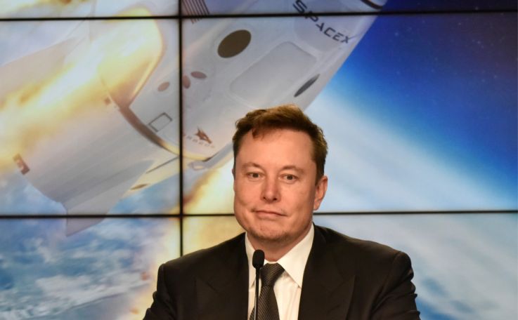 Глава компаний SpaceX и Tesla Илон Маск потерял первое место в рейтинге Forbes