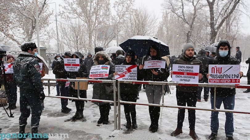 «Вставшие на колени перед турком судят поставившего турка на колени»: акция у здания суда в Ереване