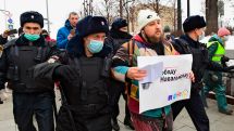 Акции в поддержку Алексея Навального: в разных городах России задержаны более 200 сторонников оппозиционера