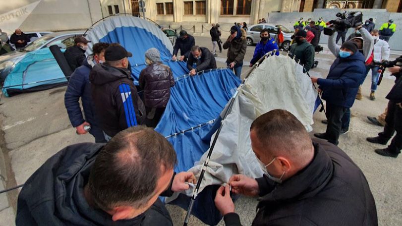 В Тбилиси участники протестного шествия провели ночь в палатках перед парламентом