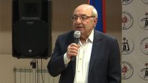 Վազգեն Մանուկյանը հանդիպում է ՀՅԴ-ական երիտասարդների հետ