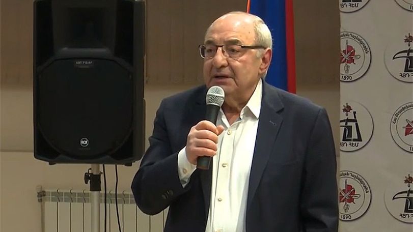 Վազգեն Մանուկյանը հանդիպում է ՀՅԴ-ական երիտասարդների հետ