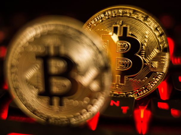 Курс самой популярной в мире криптовалюты – биткоина – продолжает расти, обновляя рекорды