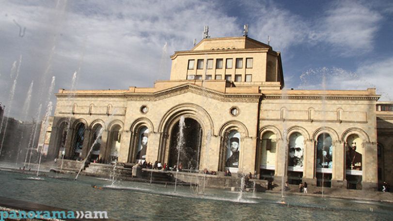 Նվիրում է Հայաստանի պատմության թանգարանը
