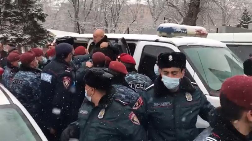 С Площади Свободы в Ереване приводу подвергли полковника Роберта Мелконяна