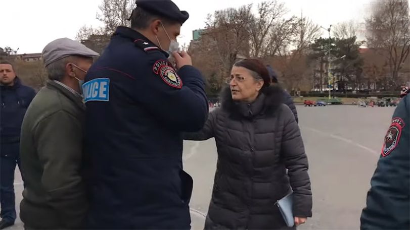Инцидент на Площади Свободы: сторонница Пашиняна оскорбила граждан