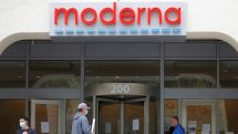 Компания Нубара Афеяна Moderna разработала обновленную версию своей вакцины против COVID-19