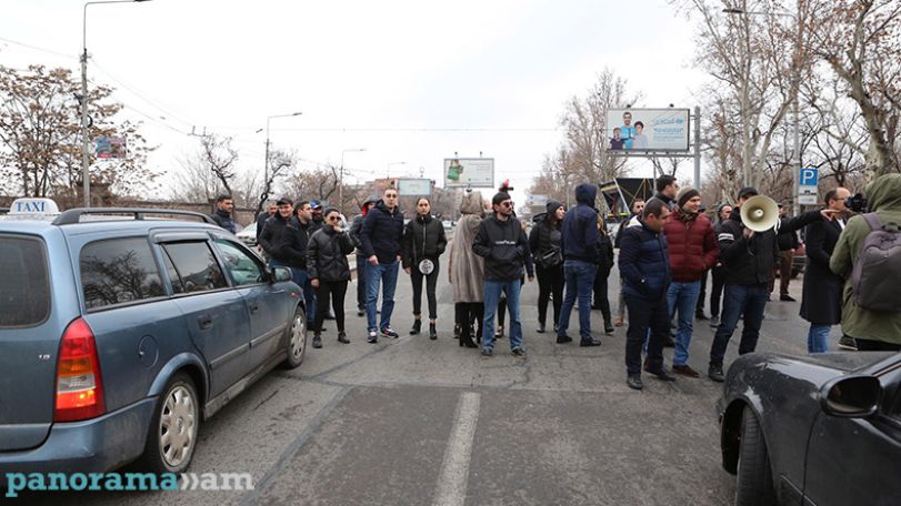 Robert Kocharyan's supporters block major Yerevan avenue