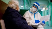 Заразны ли для окружающих переболевшие COVID-19? Рассказали инфекционисты