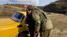 Российские миротворцы подарили цветы жительницам Арцаха и поздравили их с наступающим 8 Марта