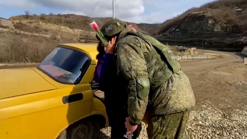 Российские миротворцы подарили цветы жительницам Арцаха и поздравили их с наступающим 8 Марта