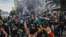Марш феминисток в Мехико вылился в погромы: 62 женщины-полицейских получили травмы