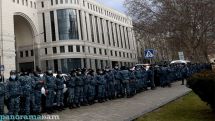 Փաշինյանը 3 քաղաքացիներից պաշտպանվում է բազմաթիվ ոստիկաններով