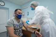 Почему вакцинация надежнее, чем антитела после COVID-19? Объяснили ученые