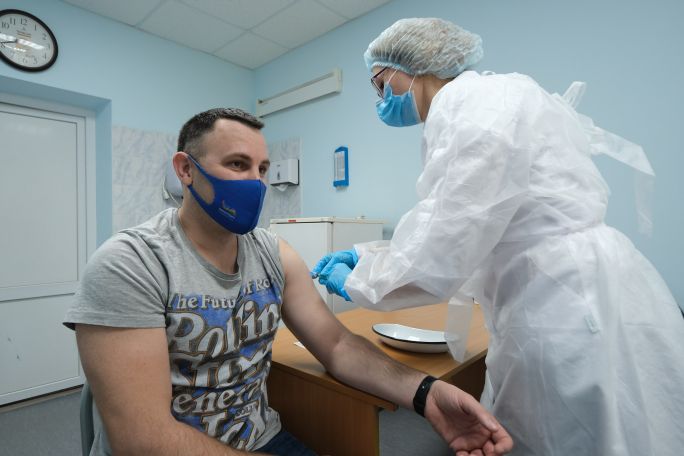Почему вакцинация надежнее, чем антитела после COVID-19? Объяснили ученые