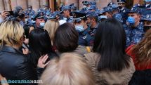 Женщины «ВЕТО» попытались проникнуть в здание правительства: их подвергают приводу