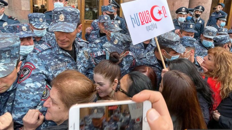 В Ереване полицейские подвергли приводу супругу бывшего замглавы Генштаба ВС Армении Тирана Хачатряна