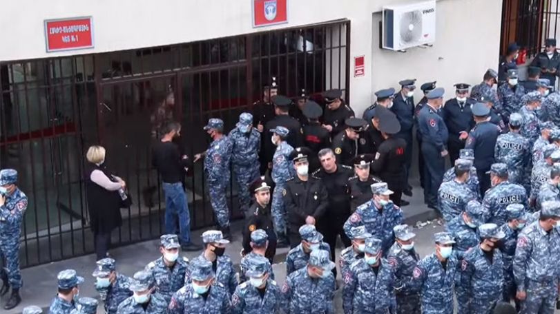 К зданию МО Армении стянуты многочисленные силы Полиции