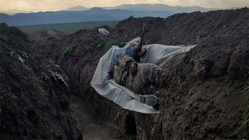 Фотография спящего в окопе армянского солдата получила престижную награду World Press Photo