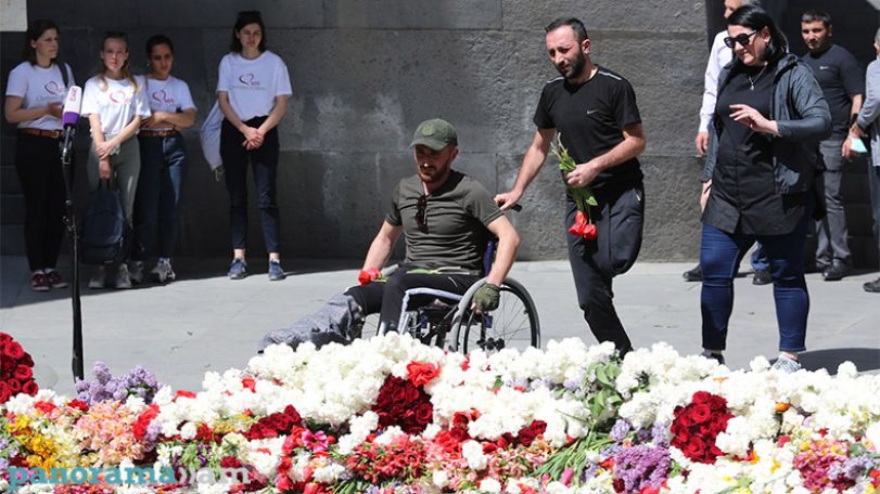 Раненые на войне в Арцахе военные – в мемориальном комплексе «Цицернакаберд»