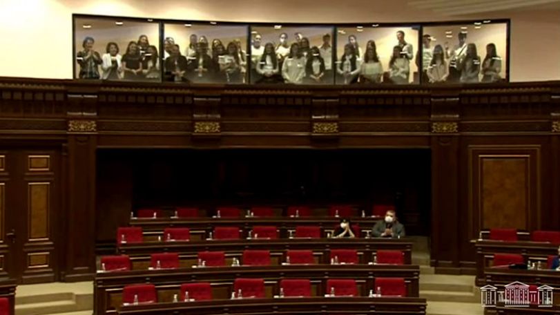 Доклад омбудсмена Армении вместо депутатов слушают ученики