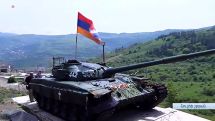 Ծաղիկներ՝ Շուշիի տանկ-հուշարձանին